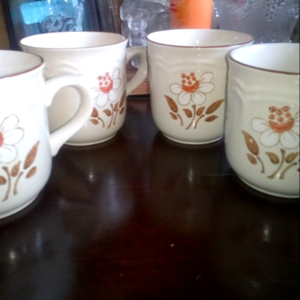 4 Cumberland Mayblossom coffee cups